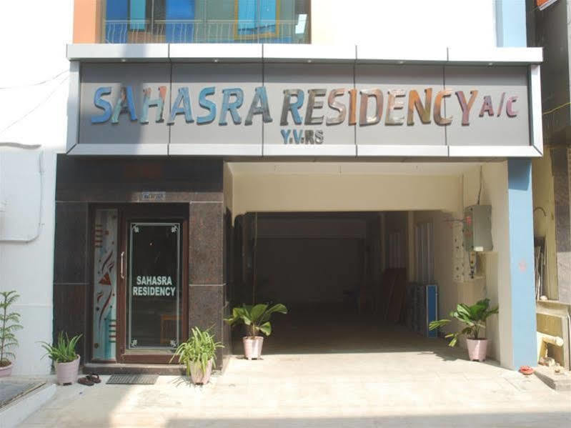 טירופאטי Hotel Sahasra Residency מראה חיצוני תמונה